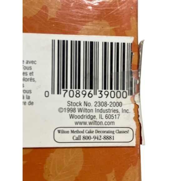 Wilton Leaves and Acorns 9-Piece Metal Cookie Cutter Set - Picture 15 of 15